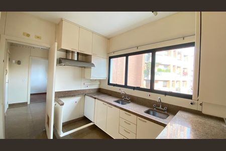 Apartamento para alugar com 202m², 4 quartos e 4 vagas