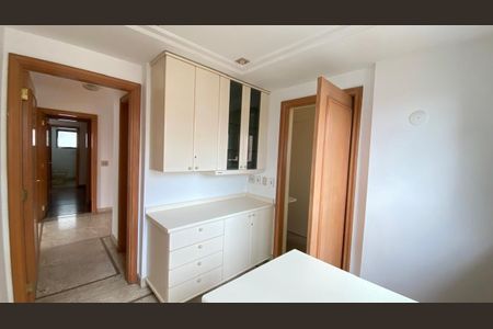 Apartamento para alugar com 202m², 4 quartos e 4 vagas