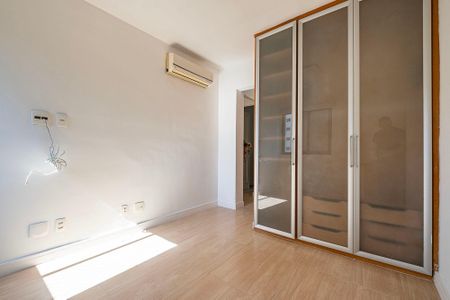 Apartamento à venda com 77m², 2 quartos e 2 vagas Apartamento à venda com 77m², 2 quartos e 2 vagasSuíte
