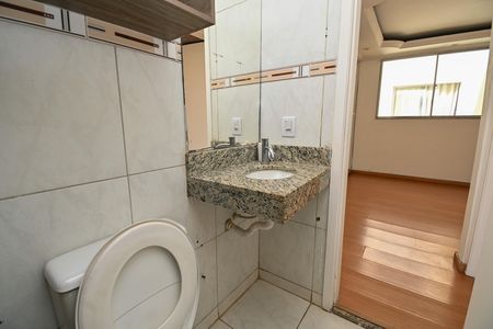 Banheiro de apartamento à venda com 2 quartos, 45m² em Sapucaias, Contagem