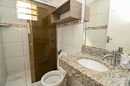 Banheiro de apartamento à venda com 2 quartos, 45m² em Sapucaias, Contagem