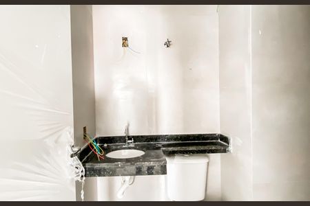 Banheiro de apartamento à venda com 2 quartos, 40m² em Vila Carmosina, São Paulo