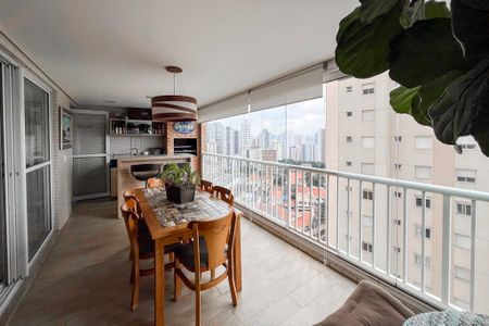 Apartamento à venda com 144m², 3 quartos e 3 vagas Apartamento à venda com 144m², 3 quartos e 3 vagasVaranda gourmet