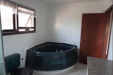 Casa de condomínio para alugar com 290m², 3 quartos e 3 vagasBanheiro da Suíte 1
