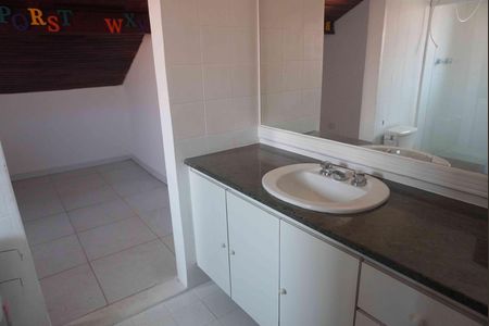 Casa de condomínio para alugar com 290m², 3 quartos e 3 vagasBanheiro da Suíte 2