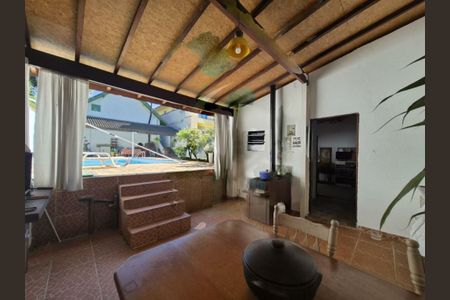 Casa à venda com 238m², 3 quartos e 3 vagas
