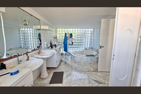Casa para alugar com 450m², 4 quartos e 4 vagas Casa para alugar com 450m², 4 quartos e 4 vagasSuíte 3