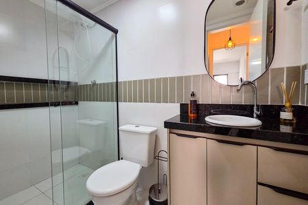 Banheiro de apartamento para alugar com 1 quarto, 53m² em Maracanã, Praia Grande