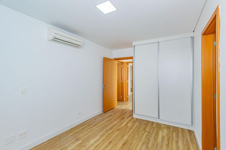 Casa de condomínio à venda com 332m², 5 quartos e 6 vagas Casa de condomínio à venda com 332m², 5 quartos e 6 vagasBanheiro da Suíte 2