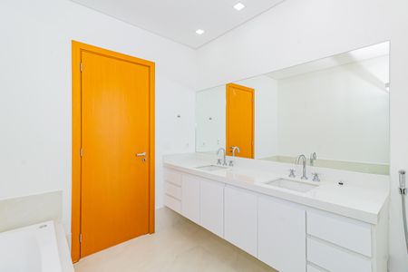 Casa de condomínio à venda com 332m², 5 quartos e 6 vagas Casa de condomínio à venda com 332m², 5 quartos e 6 vagasBanheiro da Suíte