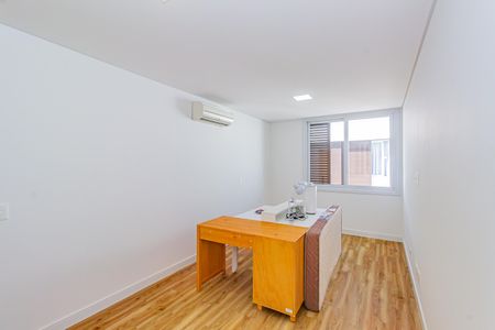 Casa de condomínio à venda com 332m², 5 quartos e 6 vagas Casa de condomínio à venda com 332m², 5 quartos e 6 vagasSuíte 4