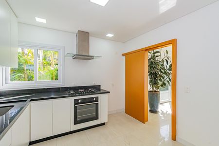 Casa de condomínio à venda com 332m², 5 quartos e 6 vagas Casa de condomínio à venda com 332m², 5 quartos e 6 vagasCozinha