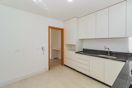 Casa de condomínio à venda com 332m², 5 quartos e 6 vagas Casa de condomínio à venda com 332m², 5 quartos e 6 vagasCozinha