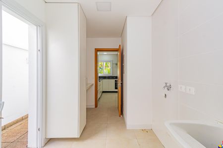 Casa de condomínio à venda com 332m², 5 quartos e 6 vagas Casa de condomínio à venda com 332m², 5 quartos e 6 vagasÁrea de Serviço