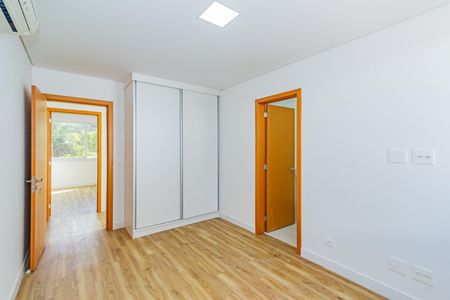 Casa de condomínio à venda com 332m², 5 quartos e 6 vagas Casa de condomínio à venda com 332m², 5 quartos e 6 vagasSuíte 2