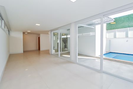 Casa de condomínio à venda com 332m², 5 quartos e 6 vagas Casa de condomínio à venda com 332m², 5 quartos e 6 vagasSala