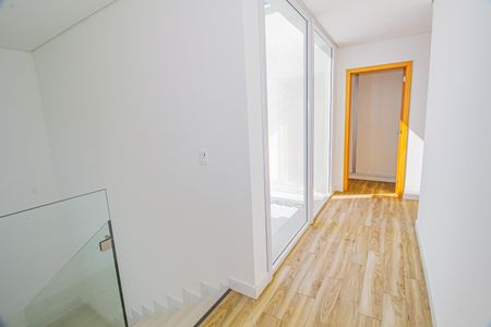 Casa de condomínio à venda com 332m², 5 quartos e 6 vagas Casa de condomínio à venda com 332m², 5 quartos e 6 vagasCorredor
