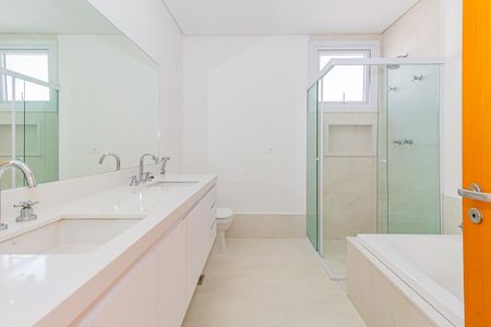 Casa de condomínio à venda com 332m², 5 quartos e 6 vagas Casa de condomínio à venda com 332m², 5 quartos e 6 vagasBanheiro da Suíte