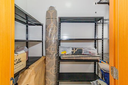 Casa de condomínio à venda com 332m², 5 quartos e 6 vagas Casa de condomínio à venda com 332m², 5 quartos e 6 vagasDespensa