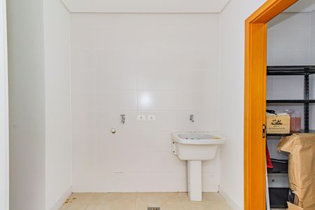 Casa de condomínio à venda com 332m², 5 quartos e 6 vagas Casa de condomínio à venda com 332m², 5 quartos e 6 vagasÁrea de Serviço