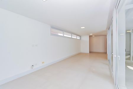 Casa de condomínio à venda com 332m², 5 quartos e 6 vagas Casa de condomínio à venda com 332m², 5 quartos e 6 vagasSala
