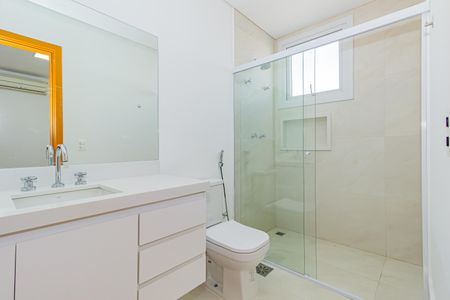 Casa de condomínio à venda com 332m², 5 quartos e 6 vagas Casa de condomínio à venda com 332m², 5 quartos e 6 vagasBanheiro da Suíte 2