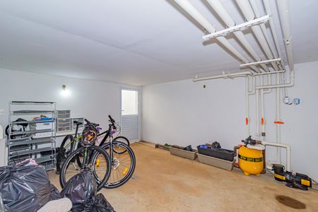 Casa de condomínio à venda com 332m², 5 quartos e 6 vagas Casa de condomínio à venda com 332m², 5 quartos e 6 vagasDepósito 1