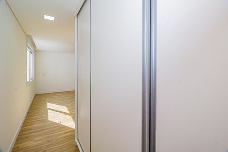Casa de condomínio à venda com 332m², 5 quartos e 6 vagas Casa de condomínio à venda com 332m², 5 quartos e 6 vagasCloset da suíte 1