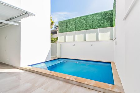 Casa de condomínio à venda com 332m², 5 quartos e 6 vagas Casa de condomínio à venda com 332m², 5 quartos e 6 vagasPiscina