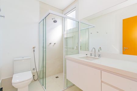 Casa de condomínio à venda com 332m², 5 quartos e 6 vagas Casa de condomínio à venda com 332m², 5 quartos e 6 vagasBanheiro da Suíte 3