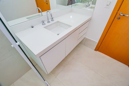 Casa de condomínio à venda com 332m², 5 quartos e 6 vagas Casa de condomínio à venda com 332m², 5 quartos e 6 vagasBanheiro da Suíte 3