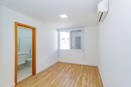 Casa de condomínio à venda com 332m², 5 quartos e 6 vagas Casa de condomínio à venda com 332m², 5 quartos e 6 vagasSuíte 2
