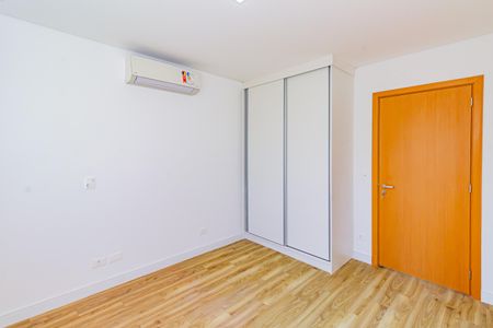 Casa de condomínio à venda com 332m², 5 quartos e 6 vagas Casa de condomínio à venda com 332m², 5 quartos e 6 vagasSuíte 3