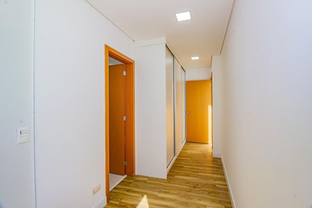 Casa de condomínio à venda com 332m², 5 quartos e 6 vagas Casa de condomínio à venda com 332m², 5 quartos e 6 vagasCloset da suíte 1