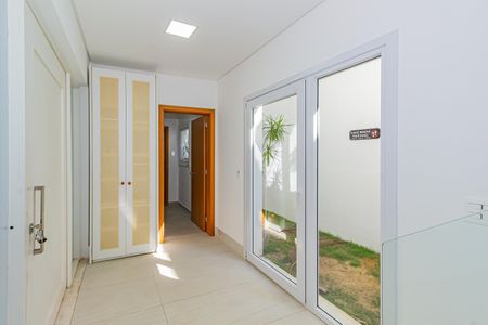 Casa de condomínio à venda com 332m², 5 quartos e 6 vagas Casa de condomínio à venda com 332m², 5 quartos e 6 vagasHall