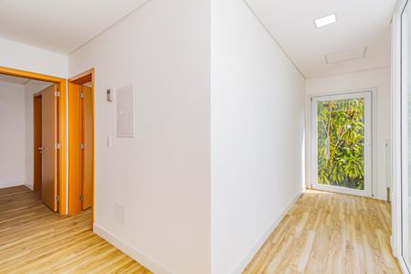 Casa de condomínio à venda com 332m², 5 quartos e 6 vagas Casa de condomínio à venda com 332m², 5 quartos e 6 vagasCorredor