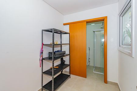 Casa de condomínio à venda com 332m², 5 quartos e 6 vagas Casa de condomínio à venda com 332m², 5 quartos e 6 vagasQuarto de Serviço