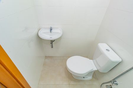 Casa de condomínio à venda com 332m², 5 quartos e 6 vagas Casa de condomínio à venda com 332m², 5 quartos e 6 vagasBanheiro de serviço