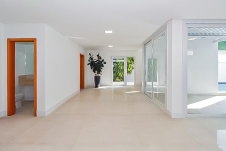 Casa de condomínio à venda com 332m², 5 quartos e 6 vagas Casa de condomínio à venda com 332m², 5 quartos e 6 vagasSala