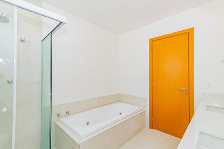 Casa de condomínio à venda com 332m², 5 quartos e 6 vagas Casa de condomínio à venda com 332m², 5 quartos e 6 vagasBanheiro da Suíte