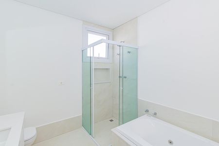 Casa de condomínio à venda com 332m², 5 quartos e 6 vagas Casa de condomínio à venda com 332m², 5 quartos e 6 vagasBanheiro da Suíte
