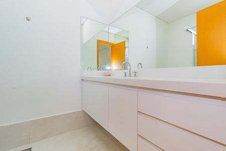 Casa de condomínio à venda com 332m², 5 quartos e 6 vagas Casa de condomínio à venda com 332m², 5 quartos e 6 vagasBanheiro da Suíte 4
