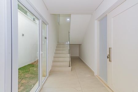 Casa de condomínio à venda com 332m², 5 quartos e 6 vagas Casa de condomínio à venda com 332m², 5 quartos e 6 vagasHall