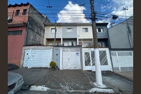 Casa para alugar com 200m², 2 quartos e 2 vagas Casa para alugar com 200m², 2 quartos e 2 vagasFachada