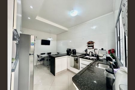 Cozinha de casa para alugar com 2 quartos, 200m² em Vila Bertioga, São Paulo