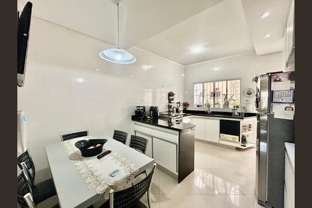 Cozinha de casa para alugar com 2 quartos, 200m² em Vila Bertioga, São Paulo