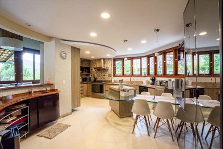 Casa à venda com 5 quartos, 360m² em Badu, Niterói