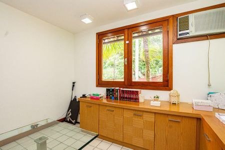 Casa à venda com 5 quartos, 360m² em Badu, Niterói