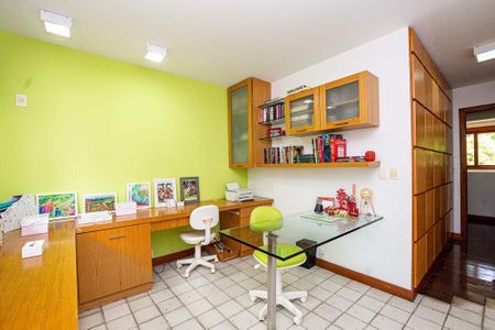 Casa à venda com 5 quartos, 360m² em Badu, Niterói