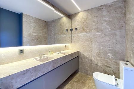 Casa de condomínio à venda com 564m², 5 quartos e 6 vagas Casa de condomínio à venda com 564m², 5 quartos e 6 vagasBanheiro da Suíte 1